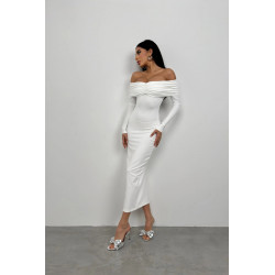 Robe longue blanche à col bateau froncés