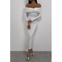 Robe longue blanche à col bateau froncés